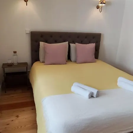 Double With Private Wc In Shared House In Downtown * 리스본
