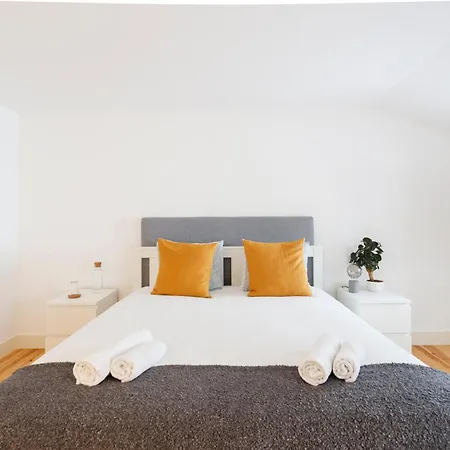 Double With Private Wc In Shared House In Downtown 홈스테이 리스본