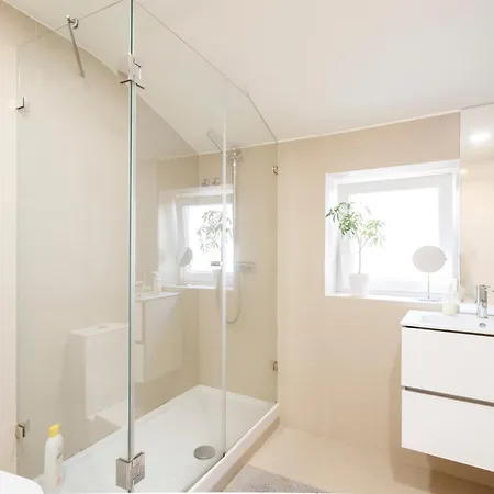 Double With Private Wc In Shared House In Downtown 리스본